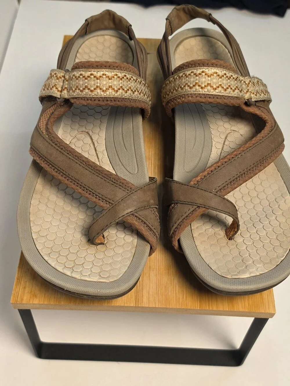 Baretraps Strappy Low Profile Wedge Sandal 8.5 Leather Toe Shoe